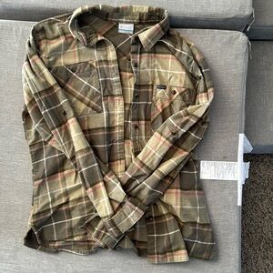 Columbia extra large women’s shirt with foldable sleeves